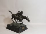 statue d'un homme à cheval sur un socle noir