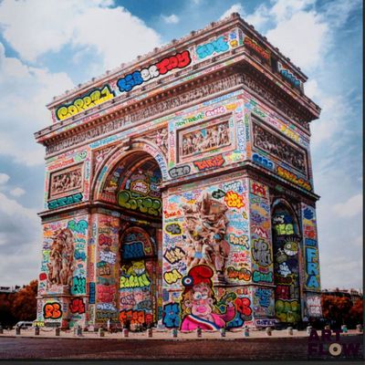 une grande arche recouverte de graffitis au bord de la route
