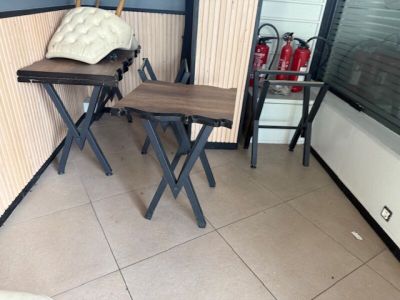 deux chaises et une table dans le coin d'une pièce