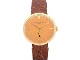 une image d'une montre-bracelet en or avec un bracelet en cuir marron