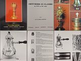 une image représentant une pile de livres posés sur une table