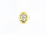 une bague en or jaune avec un diamant serti au centre