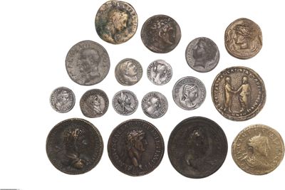 l'image d'un groupe de pièces de monnaie posées sur une surface blanche