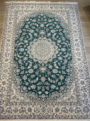 Tapis Iran Nain laine et soie fond vert et bordure blanc 300…