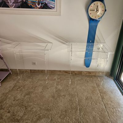 une horloge accrochée au mur à côté d'une table