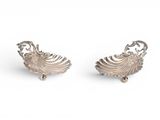 paire de boucles d'oreilles en forme de coquillage plaquées argent, ornées de perles sur fond blanc