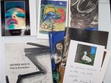 un grand nombre de livres posés sur une table