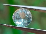 un gros plan d'un diamant tenu par une pince
