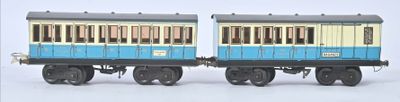 deux wagons bleus et blancs placés côte à côte