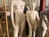 deux mannequins debout l'un à côté de l'autre dans une pièce