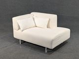 une chaise blanche sur laquelle sont posés deux coussins, dans une pièce