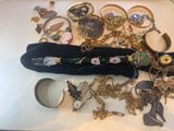 un plateau blanc sur lequel sont disposés plusieurs bijoux