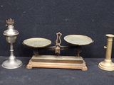 de nombreux objets en laiton posés sur une table noire