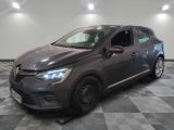 une voiture grise est garée dans une pièce au sol à carreaux