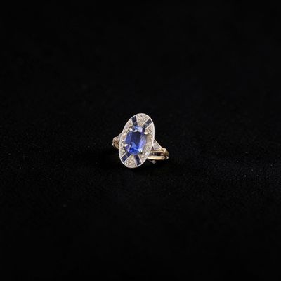 Bague navette en or 18k (750e) et platine (850e), ornée d'un…