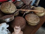une table en bois sur laquelle sont posés de nombreux objets différents