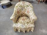 une chaise qui se trouve au milieu d'une pièce