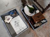 une table sur laquelle se trouvent une bouteille de vin et un plateau orné d'un dessin