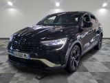 une photo d'une voiture noire dans un showroom