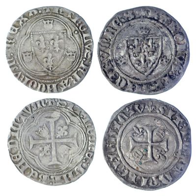 quatre pièces d'argent sur lesquelles figurent une croix et un bouclier