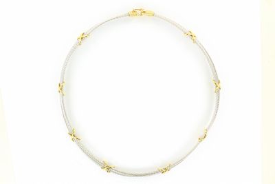 gros plan d'un collier sur une surface blanche