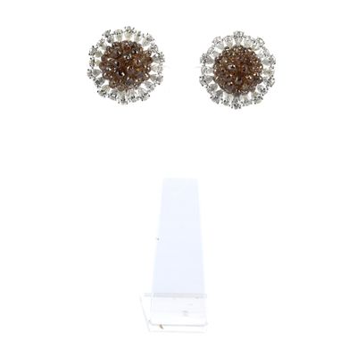 deux paires de boucles d'oreilles en forme de losange, marron et blanches, sur fond blanc