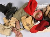 de nombreuses paires de chaussures, des chapeaux, des gants et d'autres objets éparpillés par terre