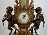 une horloge posée sur un socle en marbre