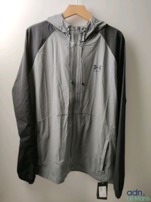 la veste est suspendue à un cintre sur le mur