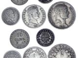 gros plan d'un paquet de pièces de monnaie sur une surface blanche