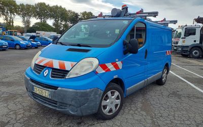 une camionnette bleue garée dans un parking