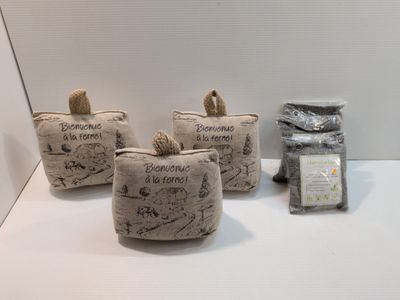 trois petits sacs posés sur une table