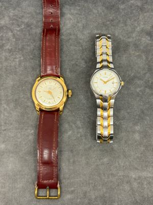 deux montres assises l'une à côté de l'autre sur une table