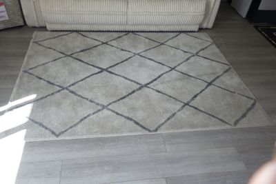 un salon avec un canapé et un tapis au sol