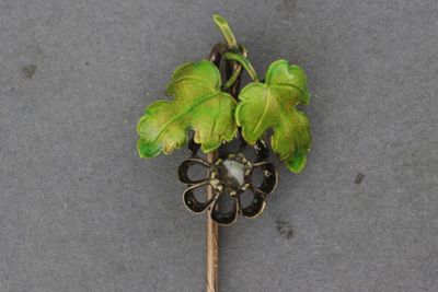une photo d'une broche ornée d'une fleur