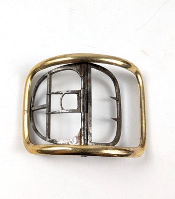 une boucle de ceinture en métal ornée d'un motif carré