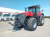 une photo d'un tracteur rouge garé sur un parking