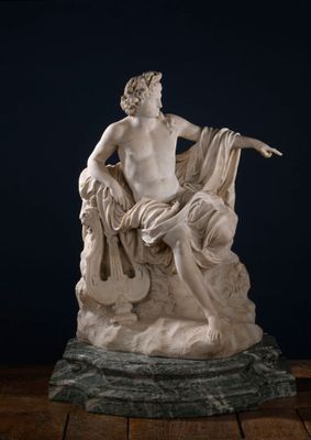 statue représentant un homme assis sur un rocher, les bras tendus
