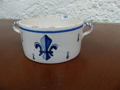 un bol bleu et blanc posé sur une table en bois
