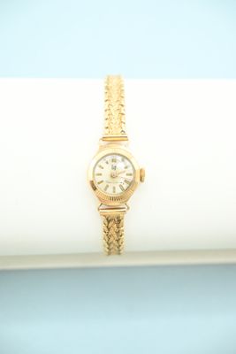 une photo d'une montre-bracelet pour femme posée sur une serviette