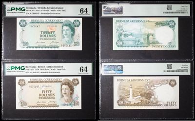 quatre types différents de billets de banque exposés dans une vitrine