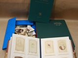 un livre ouvert posé sur une table, à côté d'une pile de photos
