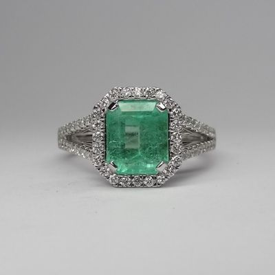 Bague en or blanc sertie d'une émeraude taille émeraude d'en…