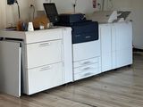 une photo d'un grand bureau équipé de nombreux appareils de bureau
