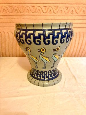 un vase bleu et blanc posé sur une table blanche