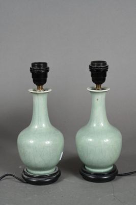 paire de lampes chinoises en forme de vases vert céladon, avec des socles noirs