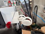 une pile de skis et de bâtons de ski dans un garage