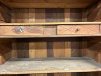 Armoire en noyer mouluré, corniche droite, pieds boule - XVI… (photo 6)