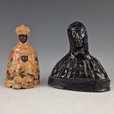 trois figurines en céramique représentant une femme et un homme, posées sur une table
