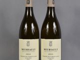 deux bouteilles de vin posées sur une table l'une à côté de l'autre